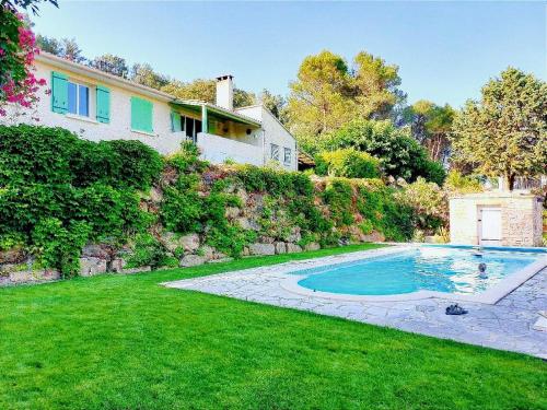 Scenic villa in Saint Nazaire with private pool : Maisons de vacances proche de Carsan