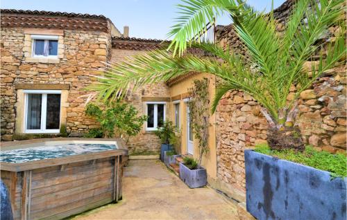 Awesome Home In Sabran With 4 Bedrooms, Wifi And Private Swimming Pool : Maisons de vacances proche de Saint-Marcel-de-Careiret