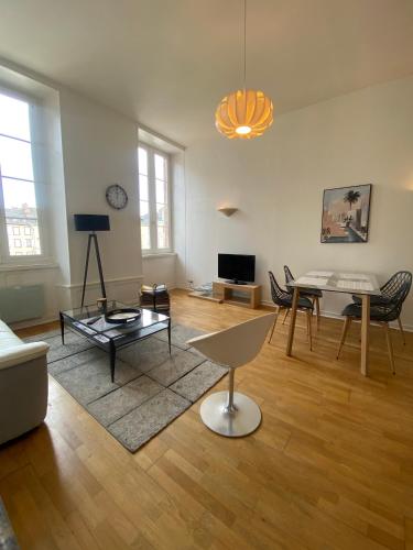 Appartement T3 Place de la Cité Rodez Hyper Centre, Parking Gratuit, wifi : Appartements proche d'Agen-d'Aveyron