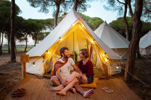 Kampaoh Mondragon : Tentes de luxe proche de Saint-Étienne-des-Sorts