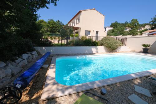 Maison familiale avec piscine privée et sécurisée située à Caumont sur Durance dans le Vaucluse pour 6 personnes LS6-341 AUSSADO : Villas proche de Noves