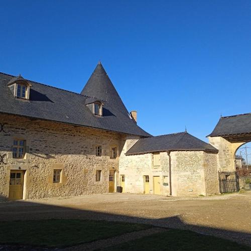 Un château pour 19 personnes : Maisons de vacances proche de Sommepy-Tahure