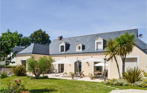 Nice Home In Pace With 4 Bedrooms, Indoor Swimming Pool And Private Swimming Pool : Maisons de vacances proche de La Chapelle-Thouarault