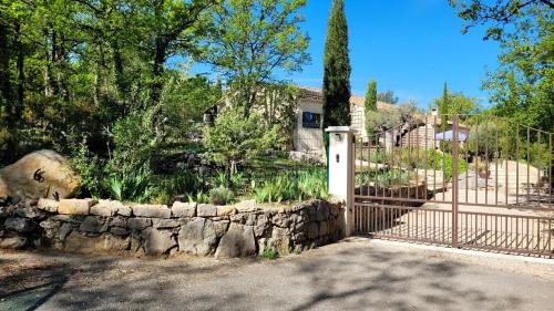 Maison de 3 chambres avec piscine partagee jardin clos et wifi a Mons : Maisons de vacances proche de La Roque-Esclapon
