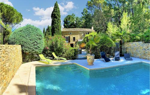 Awesome Home In Sabran With Outdoor Swimming Pool, Private Swimming Pool And 5 Bedrooms : Maisons de vacances proche de Le Pin