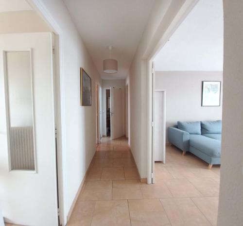 Bright apt with balcony near to the station : Appartements proche de Vinassan