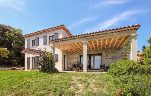 Awesome Home In Caumont Sur Durance With Wifi, Private Swimming Pool And 3 Bedrooms : Maisons de vacances proche de Noves