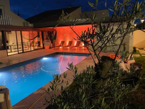Maison spacieuse, quartier calme, piscine chauffe : Maisons de vacances proche de Floirac