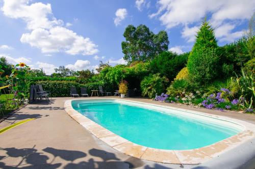 Jolie maison avec piscine chauffée et jardin clos : Villas proche de Saint-Molf