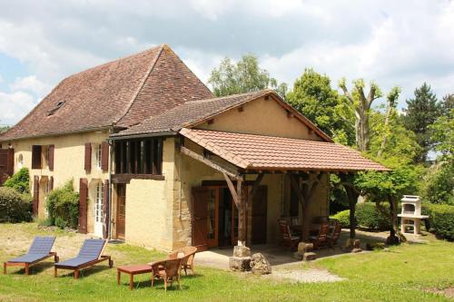 Le Cireysou - Secluded farmhouse with large private pool and grounds : Maisons de vacances proche de Monmadalès