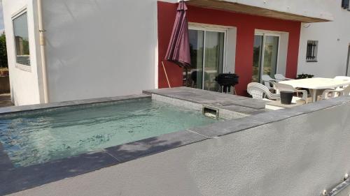 Appartement avec bassin et piscine Colombiers à 15min des plages : Appartements proche de Nissan-lez-Enserune