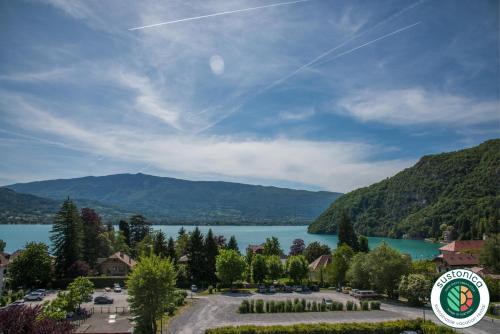Le Manoir de Talloires vue lac by LocationlacAnnecy, LLA Selections : Appartements proche de Menthon-Saint-Bernard