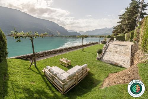 Luxury Villa Pernette, vue lac et plage privee LLA Selections by Locationlacannecy : Maisons de vacances proche de Montmin