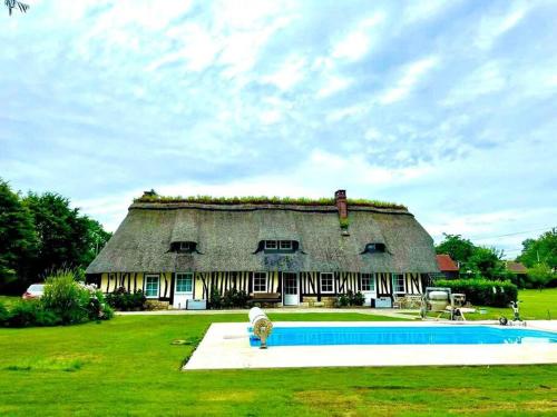 Chaumière de charme cosy : Maisons de vacances proche de La Haye-du-Theil