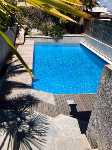 2 pièces rez-de-jardin dans maison avec piscine : Appartements proche de Biot