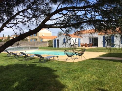 Gite avec piscine privative : Maisons de vacances proche de Saint-Julien-des-Landes