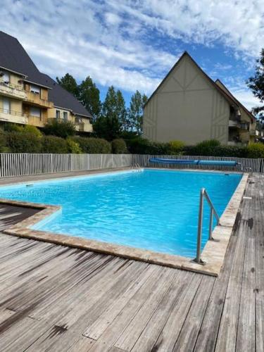 Bel F3 en résidence avec piscine, baignoire balnéo : Appartements proche d'Englesqueville-en-Auge