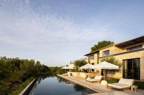 It feels spacious, especially with the great flat garden with beautiful views : Maisons de vacances proche de Gourdon