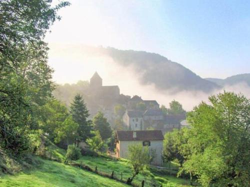 Gite Brousse le Chateau : Maisons de vacances proche de Saint-Juéry