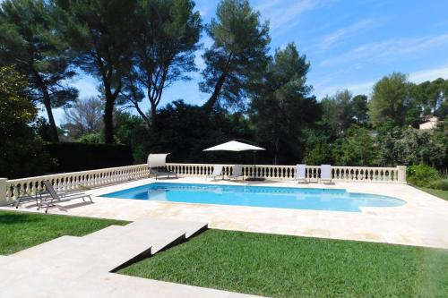 Beautiful Provencal villa Parc Saint Martin with pool and tennis court : Maisons de vacances proche de Pégomas