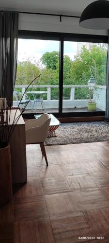 Grand chambre avec balcon au calme : Appartements proche de Louveciennes