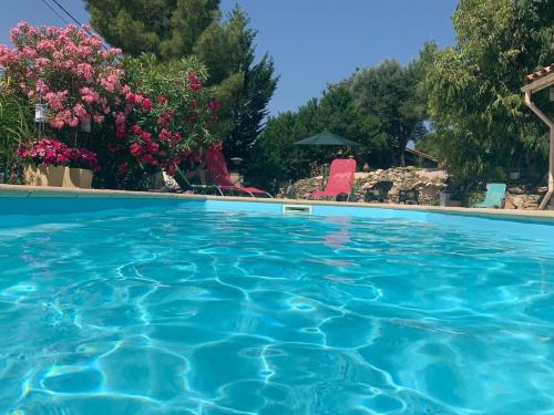 Maison d-Izzy, villa with private swimming pool and outdoor kitchen : Villas proche de Roquebrun