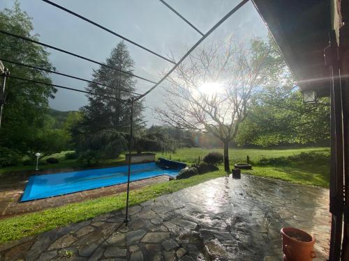 Gite Le Puech Redon, piscine, terrain privé au calme : Maisons de vacances proche de Sénergues
