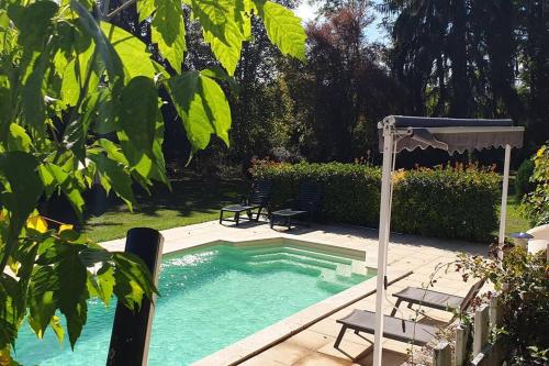Villa le Roc, pour 10 pers, jardin et piscine : Maisons de vacances proche de Fanlac