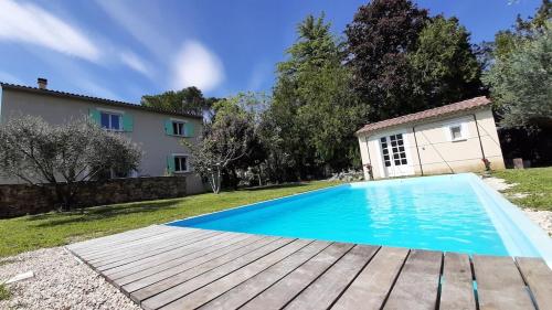 Villa spacieuse avec piscine entre le Pont du Gard, le Pont d-Avignon et le Pont d-Arc : Villas proche de Sabran