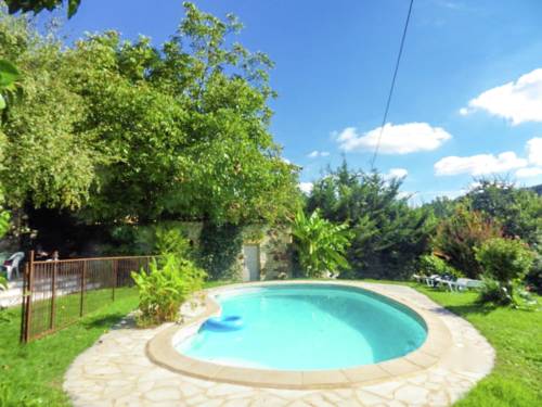 Quaint Holiday Home in Grives with Swimming Pool : Maisons de vacances proche de Doissat