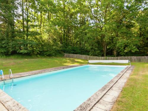 Impressive restored farmhouse with private pool surrounded by woods : Maisons de vacances proche de Douville