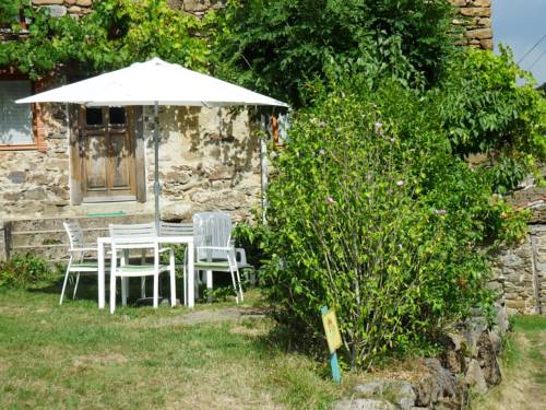 Quaint Holiday Home in Villeneuve d Allier with Terrace : Maisons de vacances proche de Védrines-Saint-Loup
