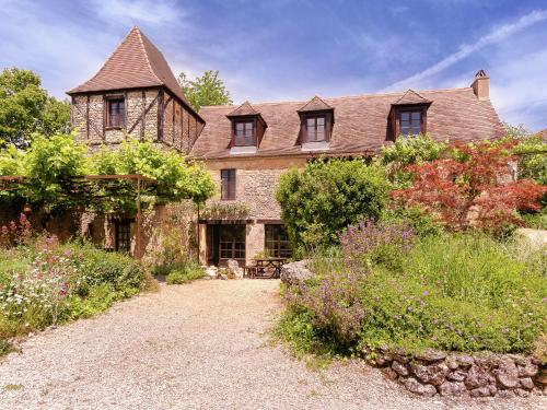Quaint Mansion in Aquitaine Estate with Private Garden : Maisons de vacances proche de Saint-Cyprien