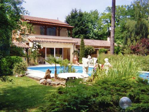 Holiday Home in Lamonzie Montastruc with Garden : Maisons de vacances proche de Saint-Sauveur