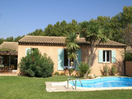 Colourful Holiday Home in Noves with Swimming Pool : Maisons de vacances proche de Verquières
