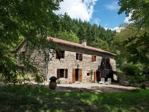 Beautiful stone farmhouse in mountain forest setting : Villas proche de Satillieu