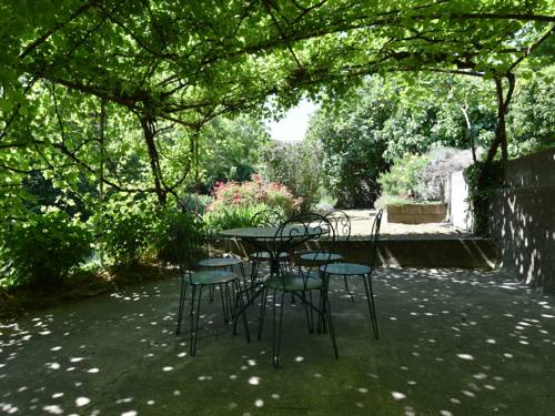 Lovely house with grass garden shared swimmingpool next to the river Ard che : Maisons de vacances proche de Saint-Cirgues-de-Prades
