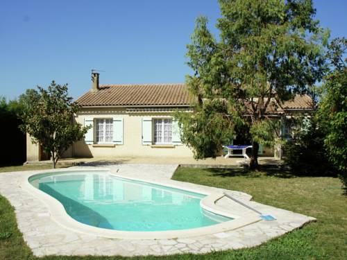 Bungalow with pool ideally located in Provence : Maisons de vacances proche de Mollégès