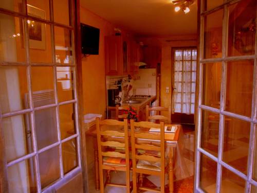Cozy Cottage in Vaires sur Marne with Garden : Maisons de vacances proche de Courtry