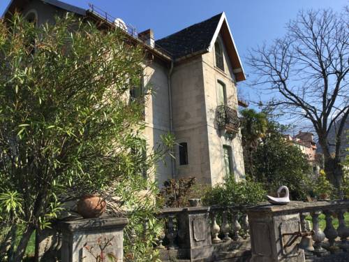 Villa Delphina : B&B / Chambres d'hotes proche de Nyer