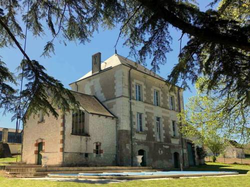 Majestic villa in Cussay with swimming pool : Villas proche de La Celle-Saint-Avant