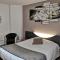 Hotels Logis le Marais Romilly Centre : photos des chambres