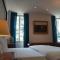 B&B / Chambres d'hotes Suite Petite -Nice - 4 SAISONS - Piscine Chauffee Toute l'annee -SPA- JACUZZI -MASSAGE- SAUNA - POOL VIEW- Heated Pool 800m city centre Nyons : photos des chambres