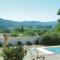 Maisons de vacances Nice home in Pierrerue with 2 Bedrooms, WiFi and Outdoor swimming pool : photos des chambres