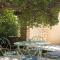 Maisons de vacances Aux Oiseaux de Provence - Locations de vacances a Lambesc centre : photos des chambres