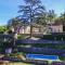 Maisons de vacances Mansion with garden lounge set private terrace sauna and gym near Belv s : photos des chambres