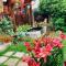 Maisons de vacances Joyeuse villa de 2 chambres avec jardin fleuri : photos des chambres