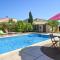 Maisons de vacances Awesome home in Creissan with Outdoor swimming pool, WiFi and 3 Bedrooms : photos des chambres