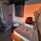 Campings Tiny house avec jacuzzi love roulotte : photos des chambres