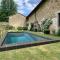 Maisons de vacances Domaine de Montmery sa piscine son jardin ses espaces : photos des chambres